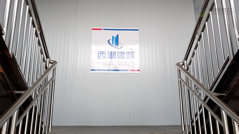Safe and Convenient Dual-Channel Staircase
